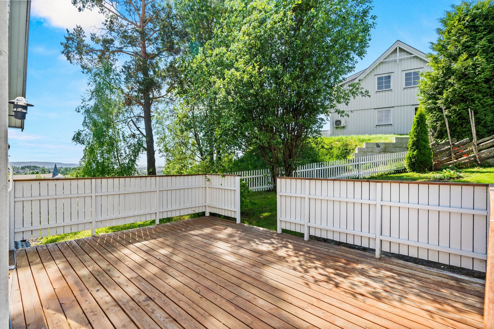 En god blanding mellom terrasse og grønn plen Galleribilde