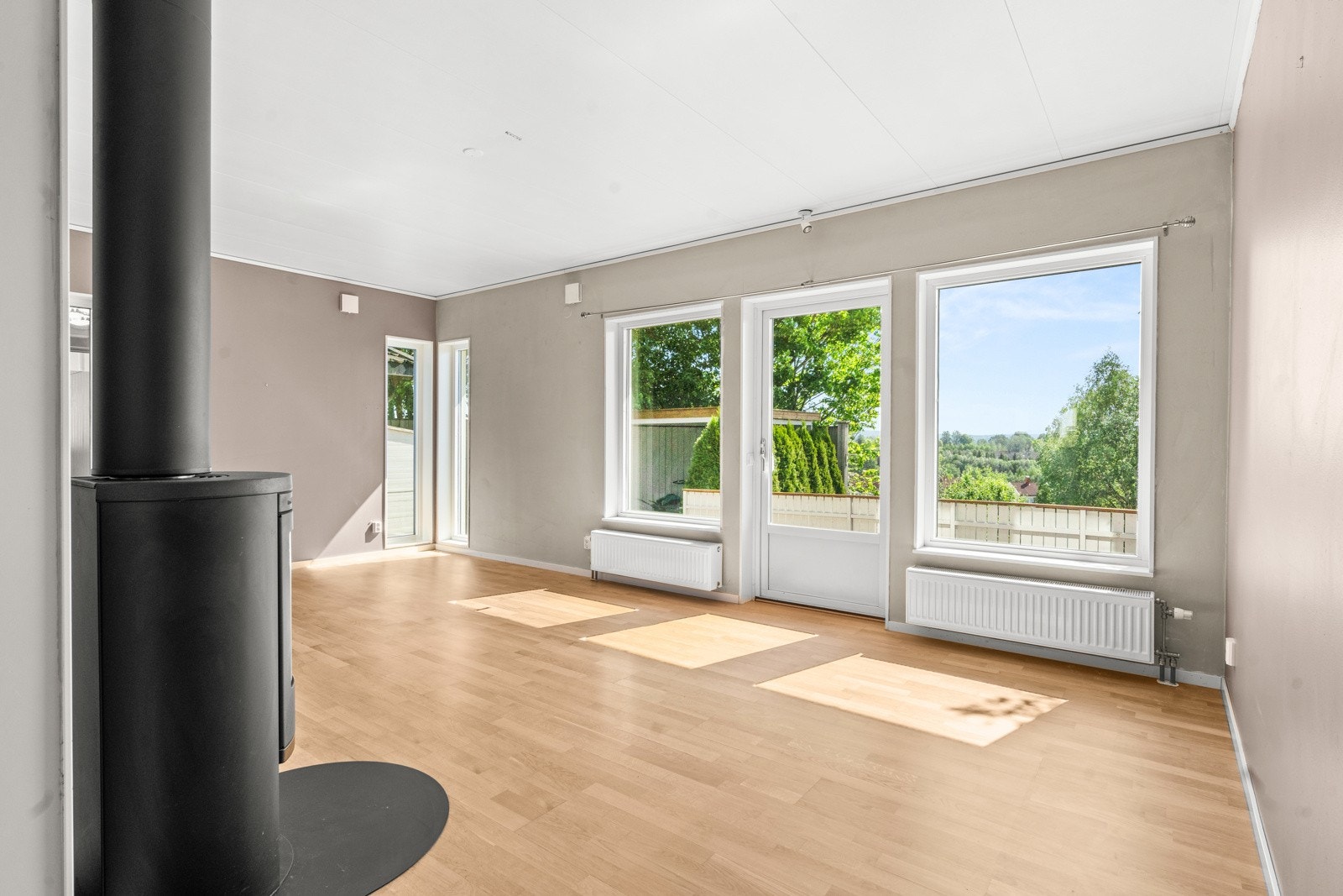 Innvendig fremstår boligen som lys og pen Galleribilde