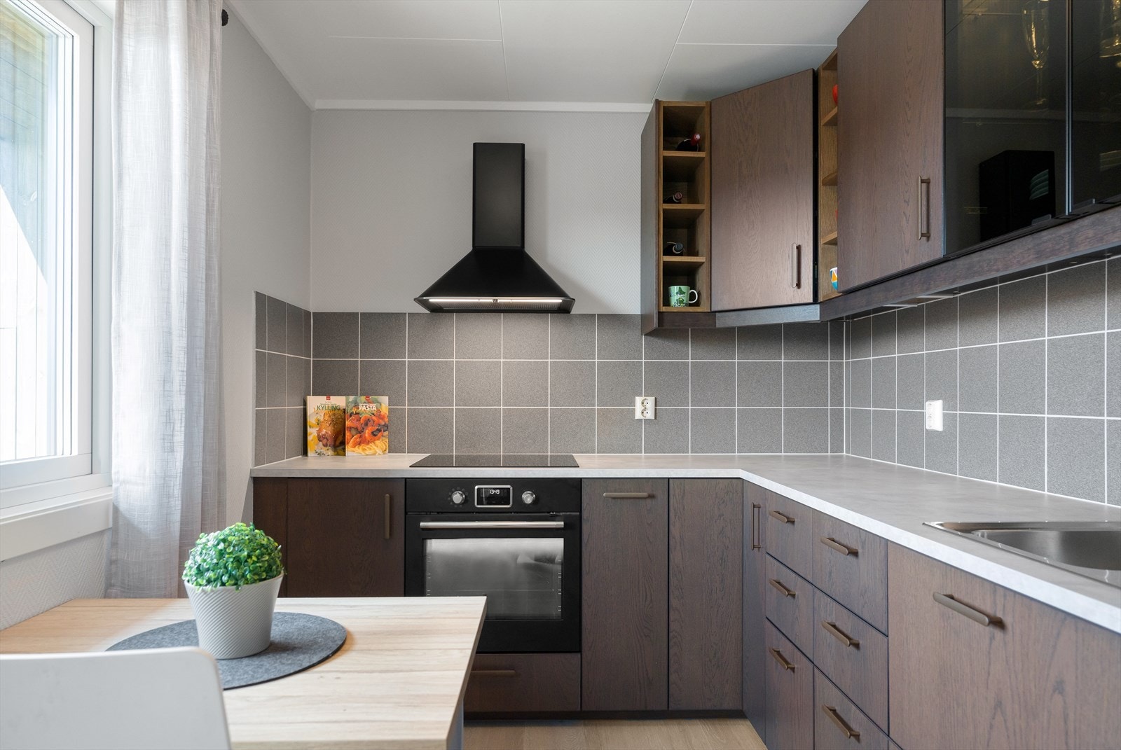 Her har kokken i hjemmet god skap- og benkeplass til sine kulinariske kunster. Plass til frokostbord. Galleribilde
