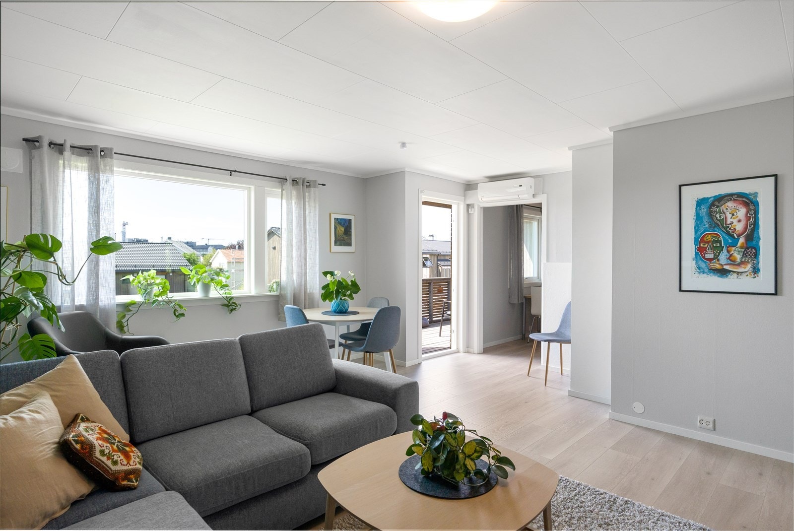 Flott stue med store vindusflater som gir godt med naturlig lysinnslipp. Galleribilde