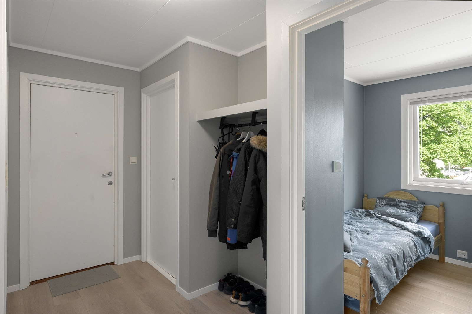 Lys og tiltalende entrè med god plass til å henge fra seg yttertøy og plassere sine sko. Galleribilde