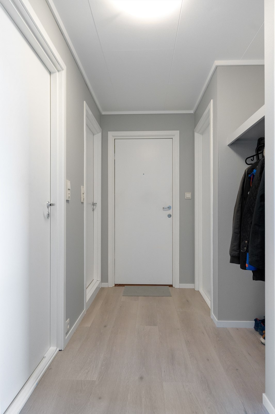 Behagelige fargevalg og nyere gulv i store deler av leiligheten. Galleribilde