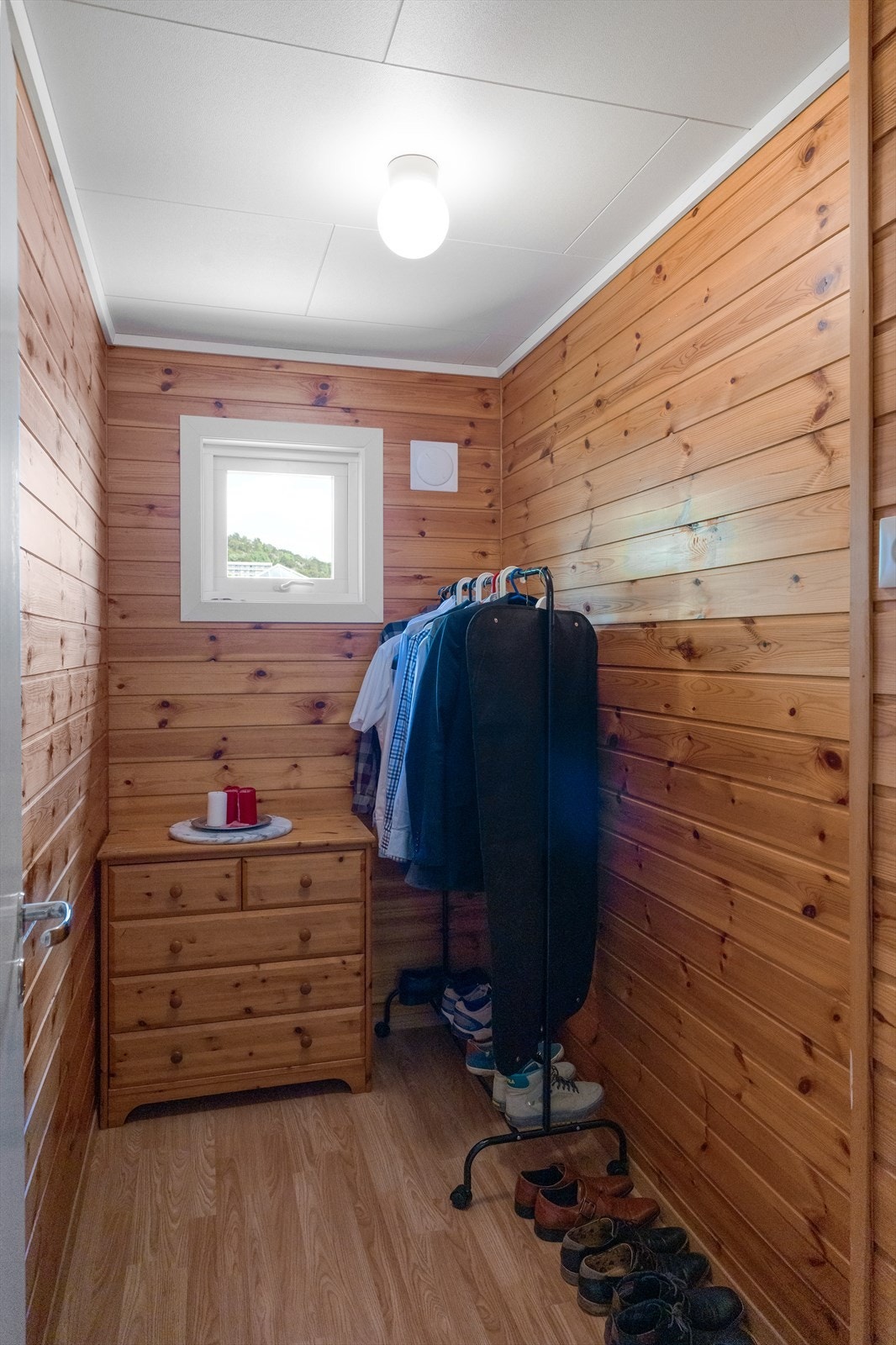 Praktisk innvendig bod med gode lagringsmuligheter. Disponerer også 1 bod i oppgangen og 1 i kjeller. Galleribilde