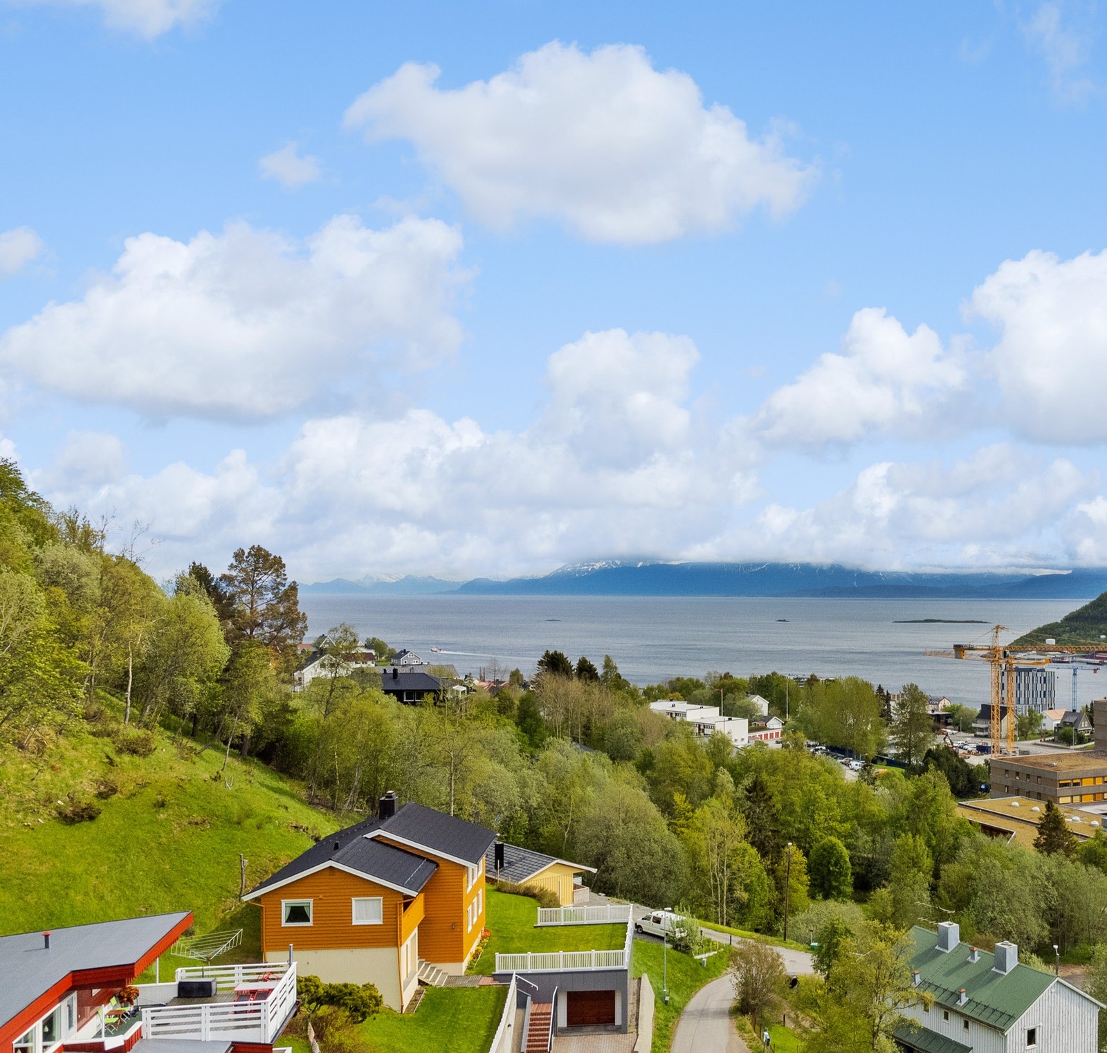 En romslig familiebolig i høyden ovenfor sentrum. Det er nydelig utsikt herfra. Galleribilde