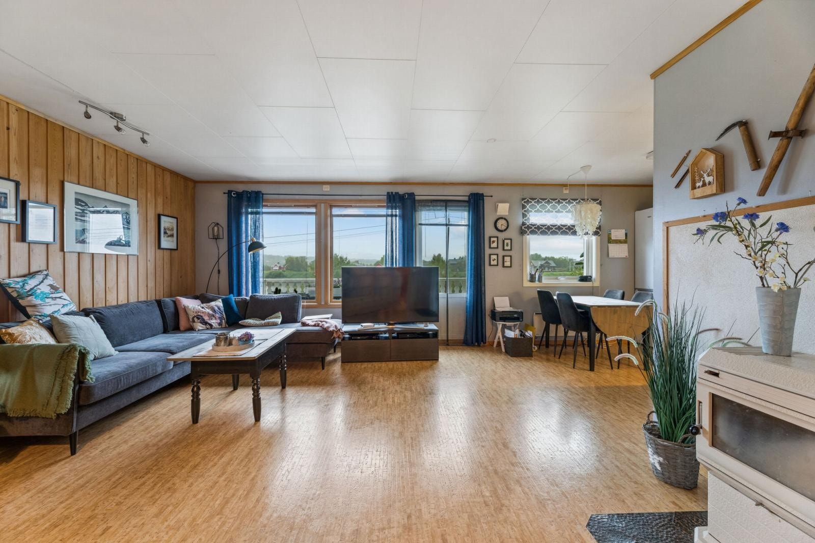 Stue med utsiktsvinduer mot elven Galleribilde