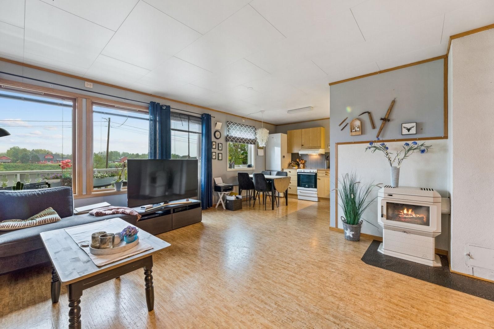 Stue mot kjøkken Galleribilde