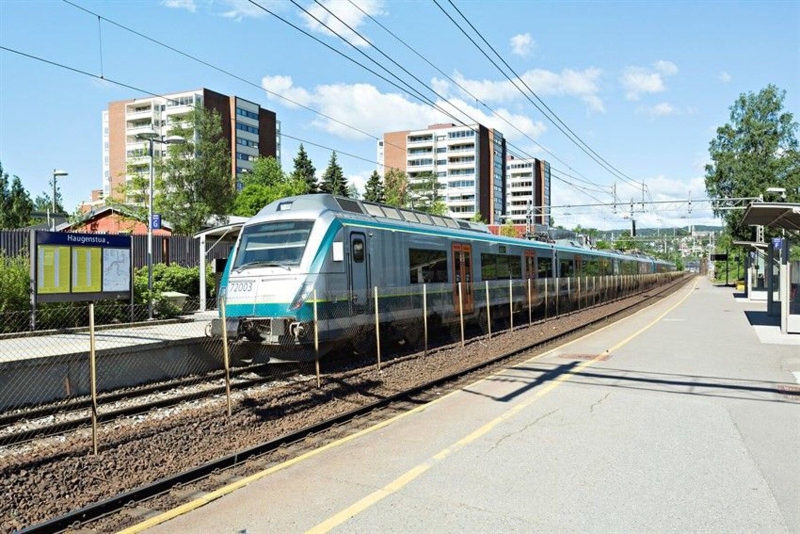Få minutters gange til togstasjonen og tog som tar deg til Oslo S på 14 min. Det er i underkant av 400 meter til Smedstua busstopp fra boligen. Galleribilde