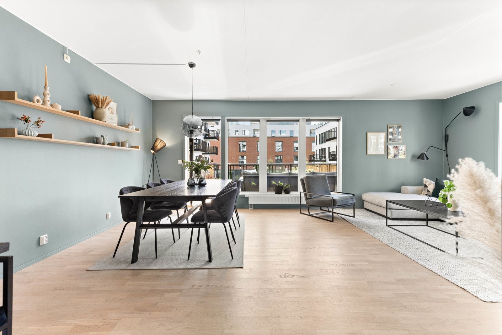 Stuen er malt i en moderne fargepalett og har en takhøyde på hele 2,6m. Galleribilde