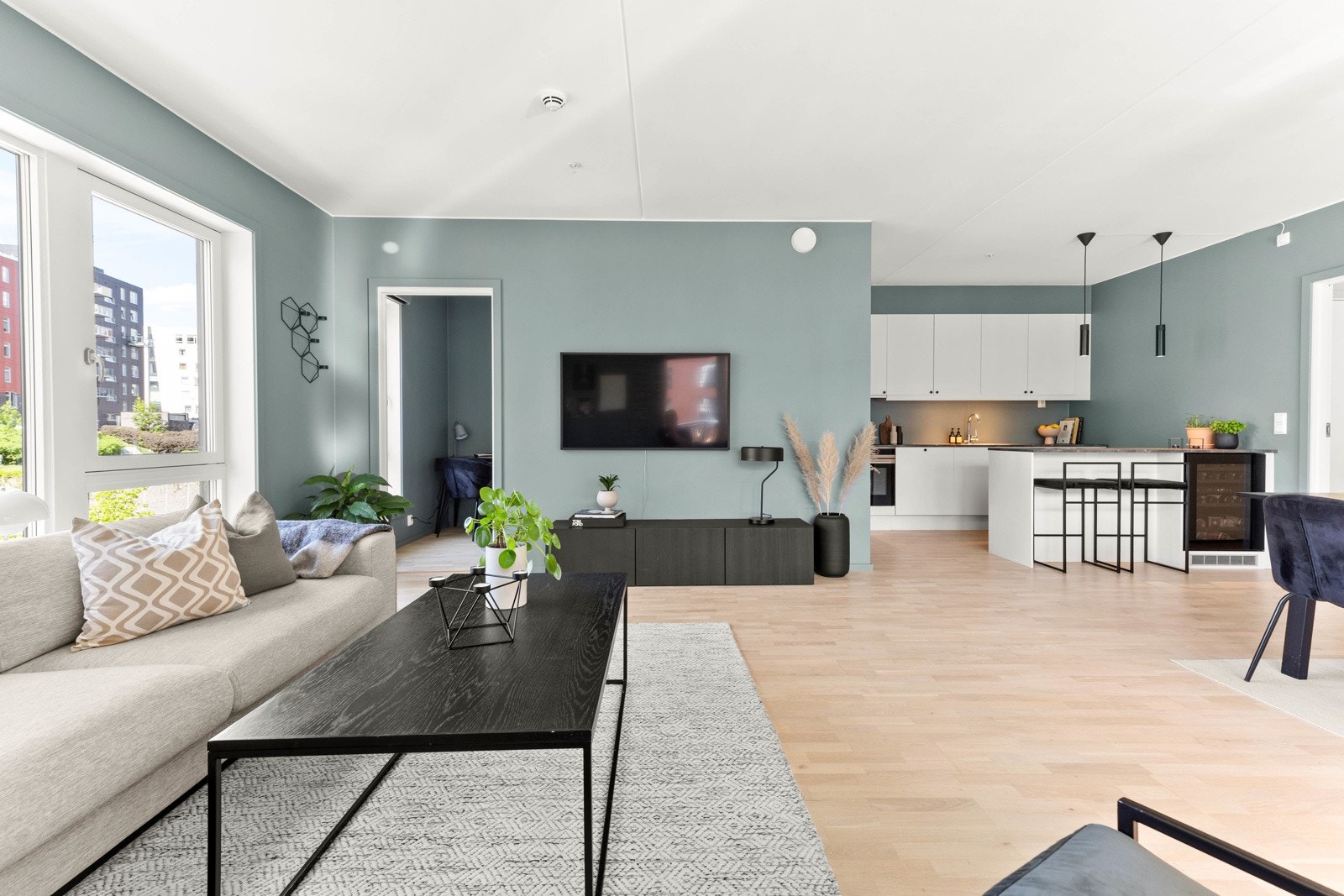 Stuen kan enkelt innredes med sofagruppe, spisebord og oppbevaringsmøbler. Galleribilde