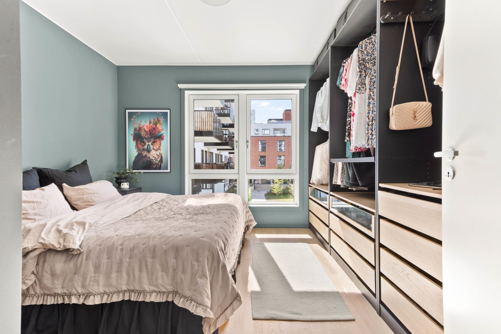 Her har man masse lagringsplass i to store fastmonterte garderober. Galleribilde