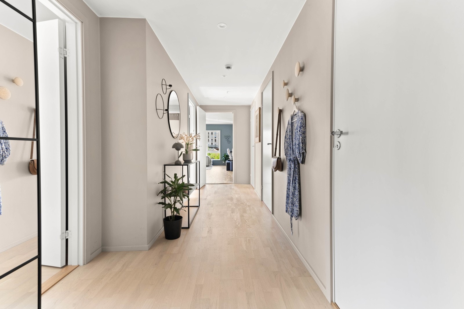 I gangen er det fastmontert garderobe for oppbevaring. Galleribilde