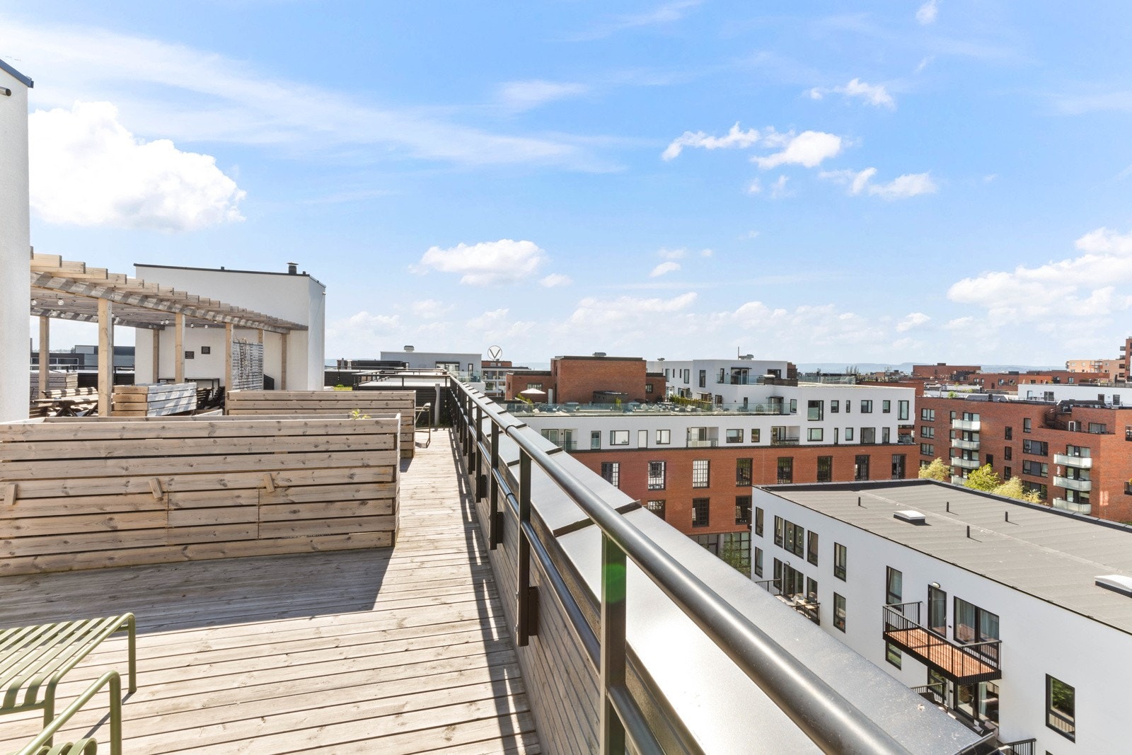 På taket finner man en stor felles takterrasse til fri benyttelse for beboerne i borettslaget. Galleribilde