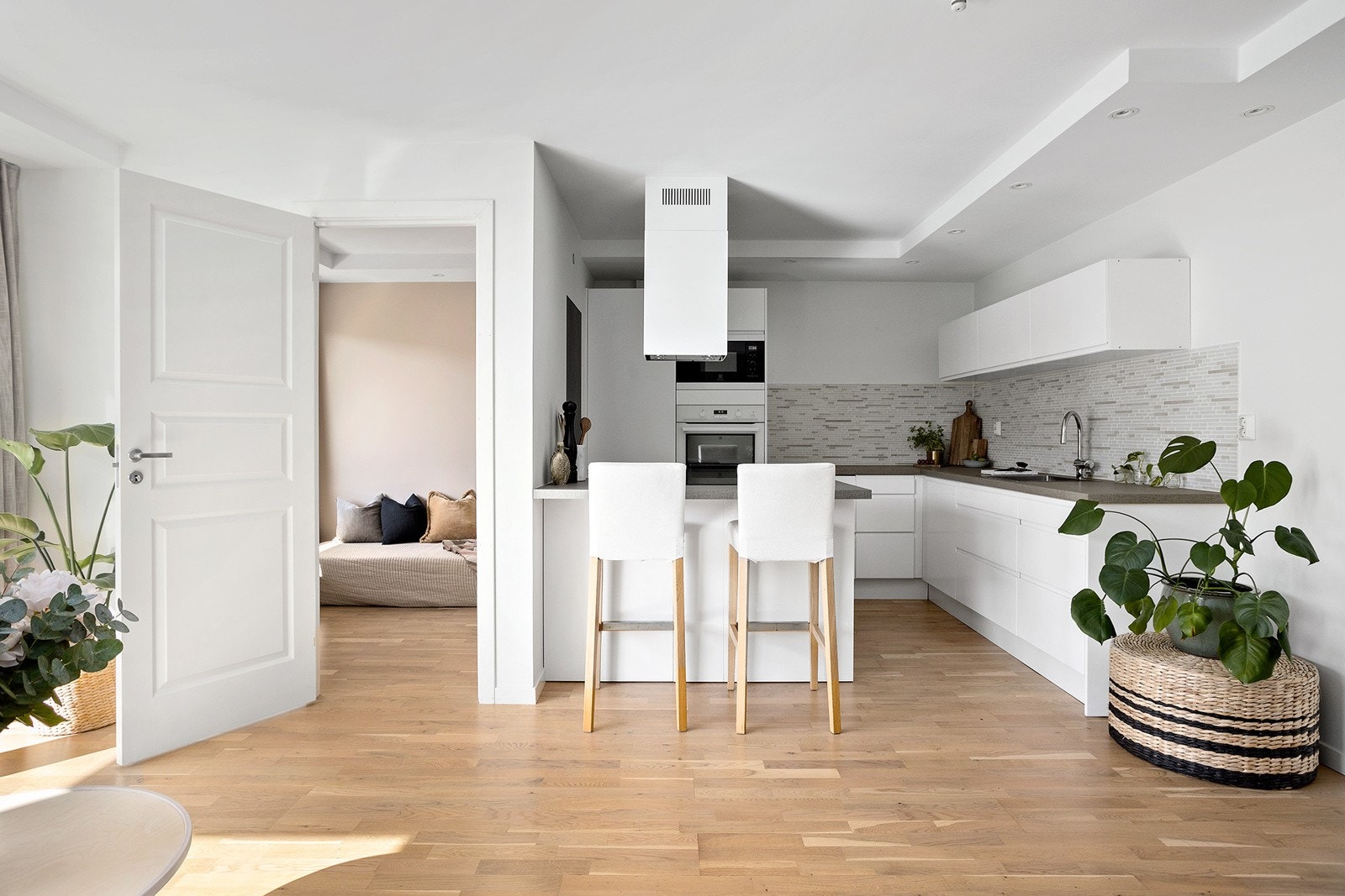 Åpen stue- kjøkkenløsning som skaper et hyggelig sosialt allrom Galleribilde