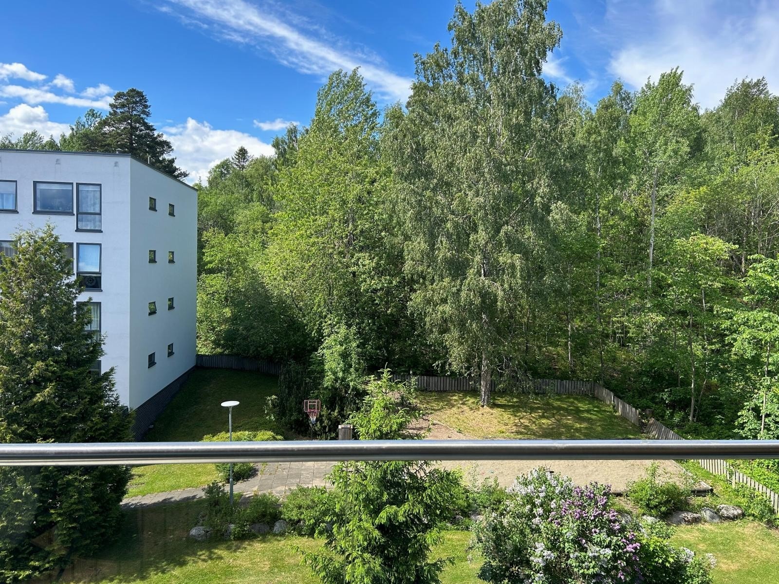 Fra balkongen er det hyggelig utsyn over friområde og skog Galleribilde