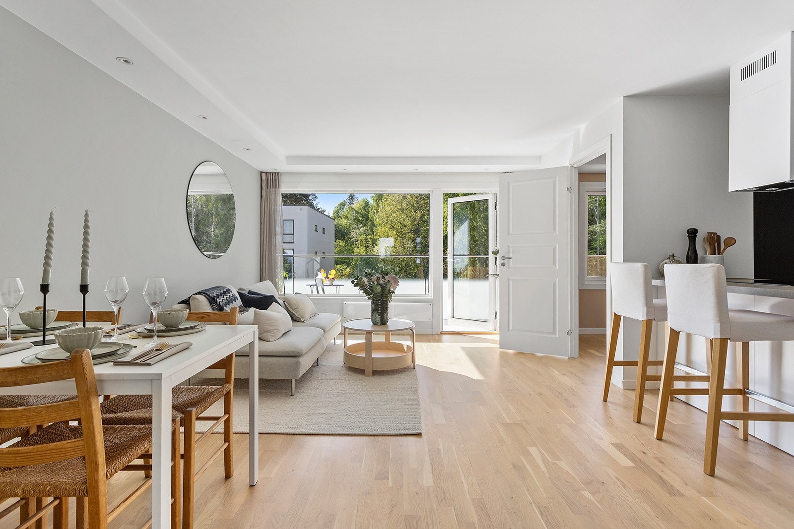 Lys og tiltalende stue med utgang til nordvestvendt balkong Galleribilde