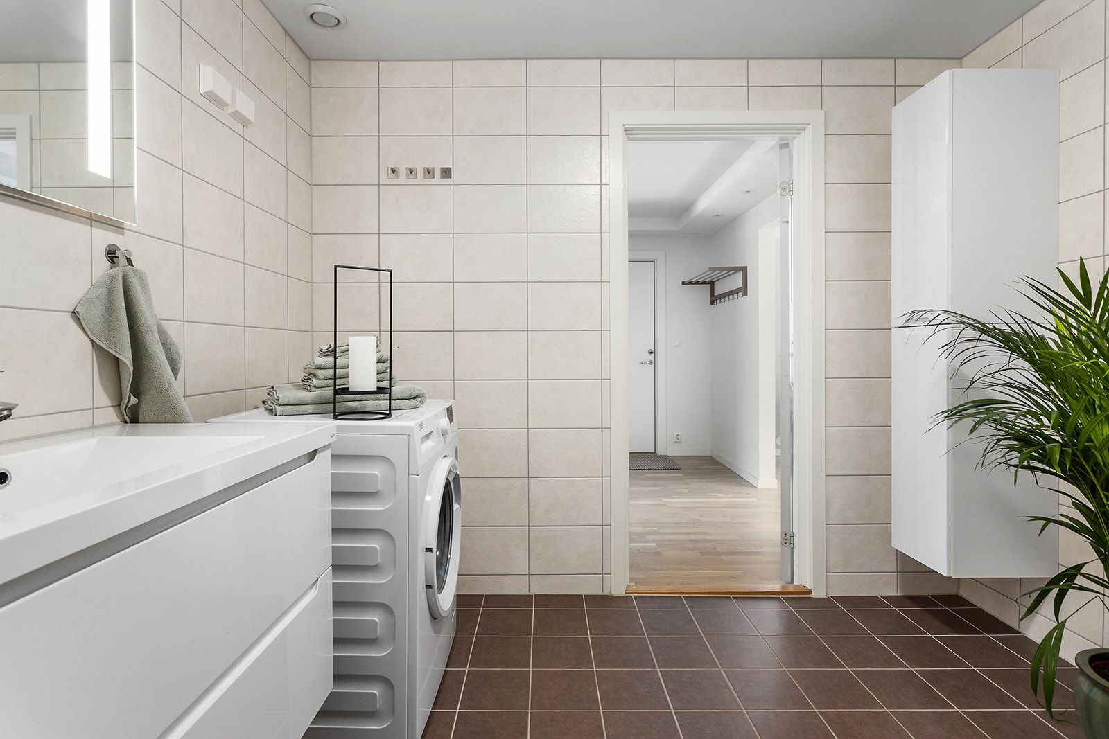 Badet har varme i gulv og opplegg til vaskemaskin Galleribilde