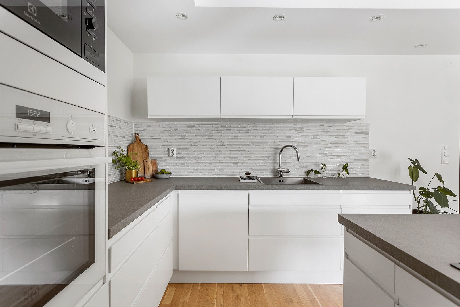 Kjøkkenet har god skap og benkeplass Galleribilde