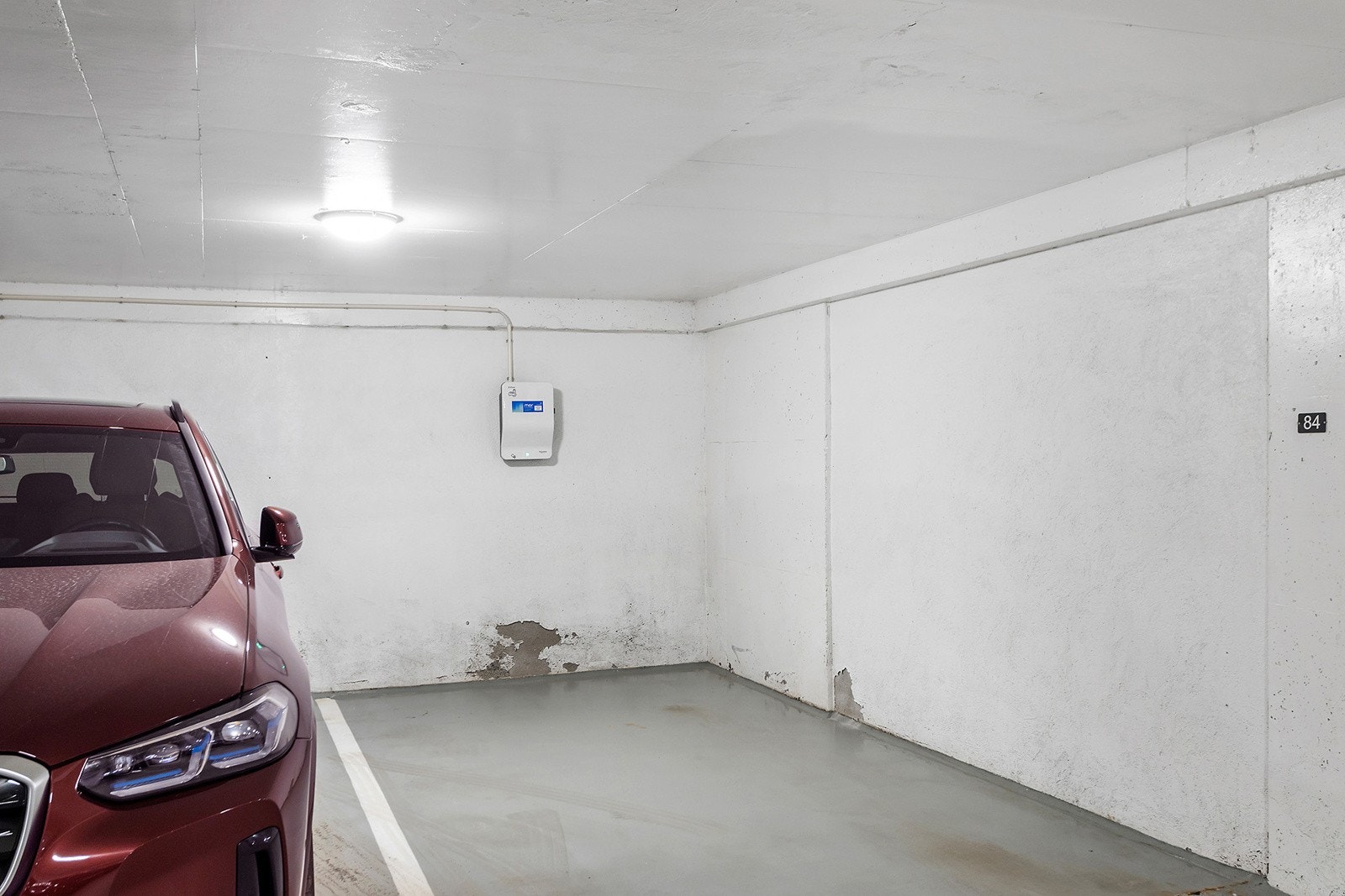 Garasjeplass med el-billader i felles garasjeanlegg Galleribilde