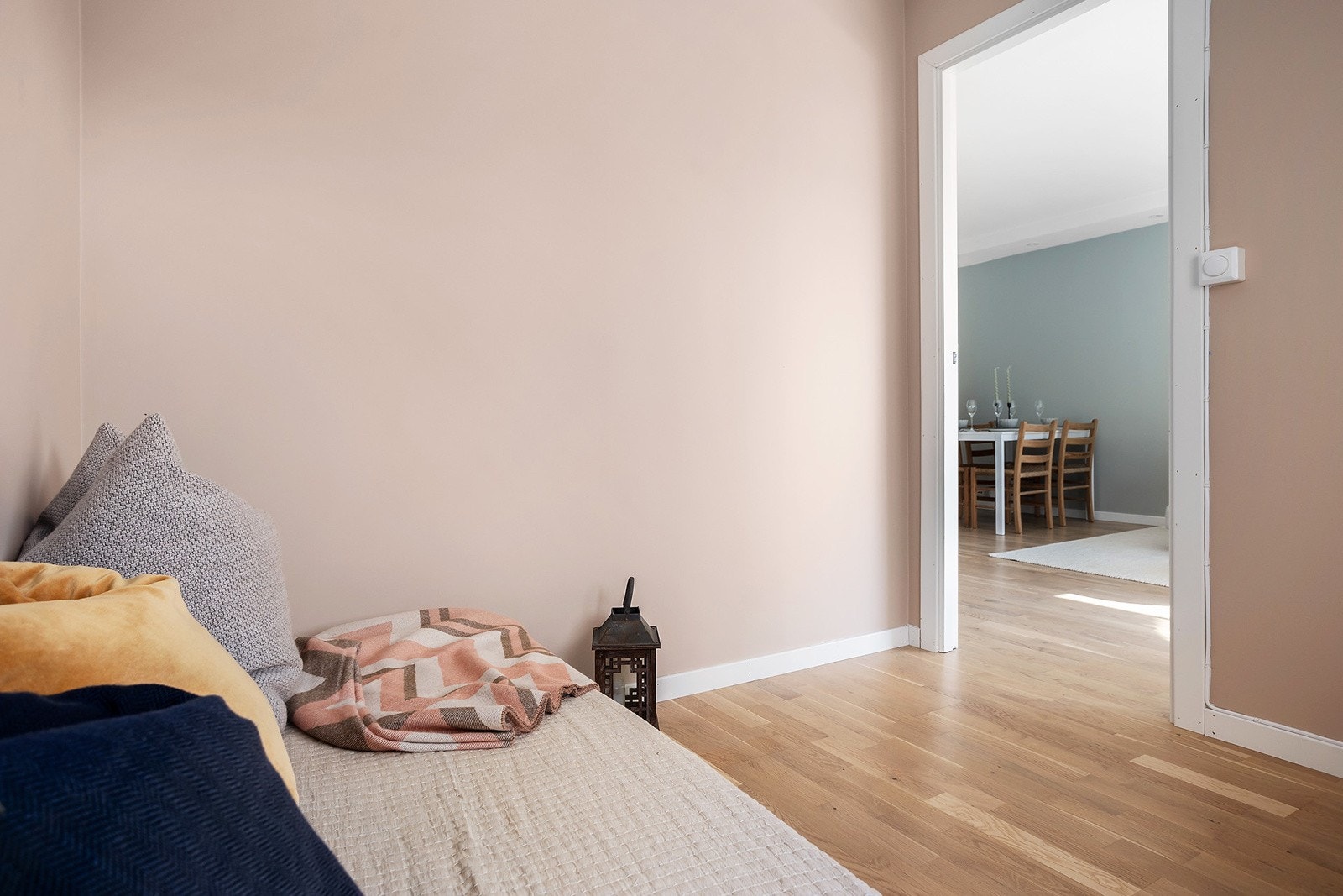 Soverom 2 med malte slette vegger og parkett på gulv Galleribilde