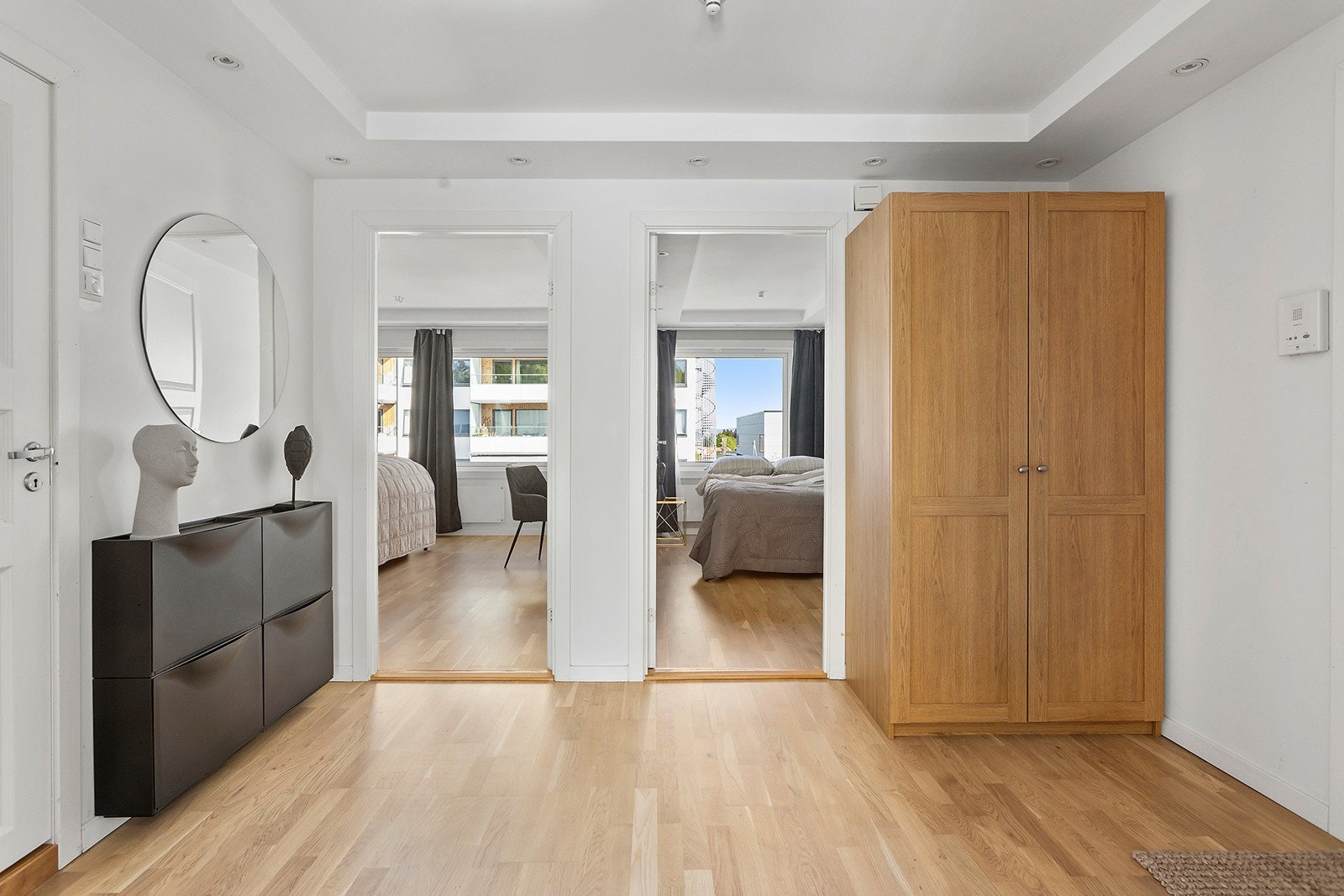 Entré med garderobeskap og downlights i tak Galleribilde