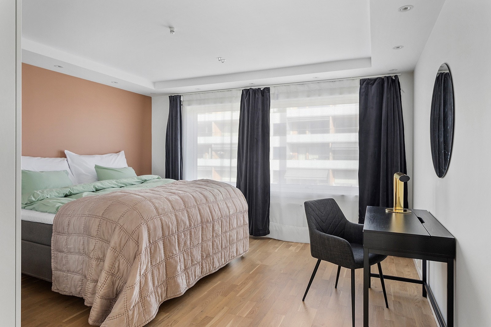 Hovedsoverom med god plass til dobbeltseng Galleribilde