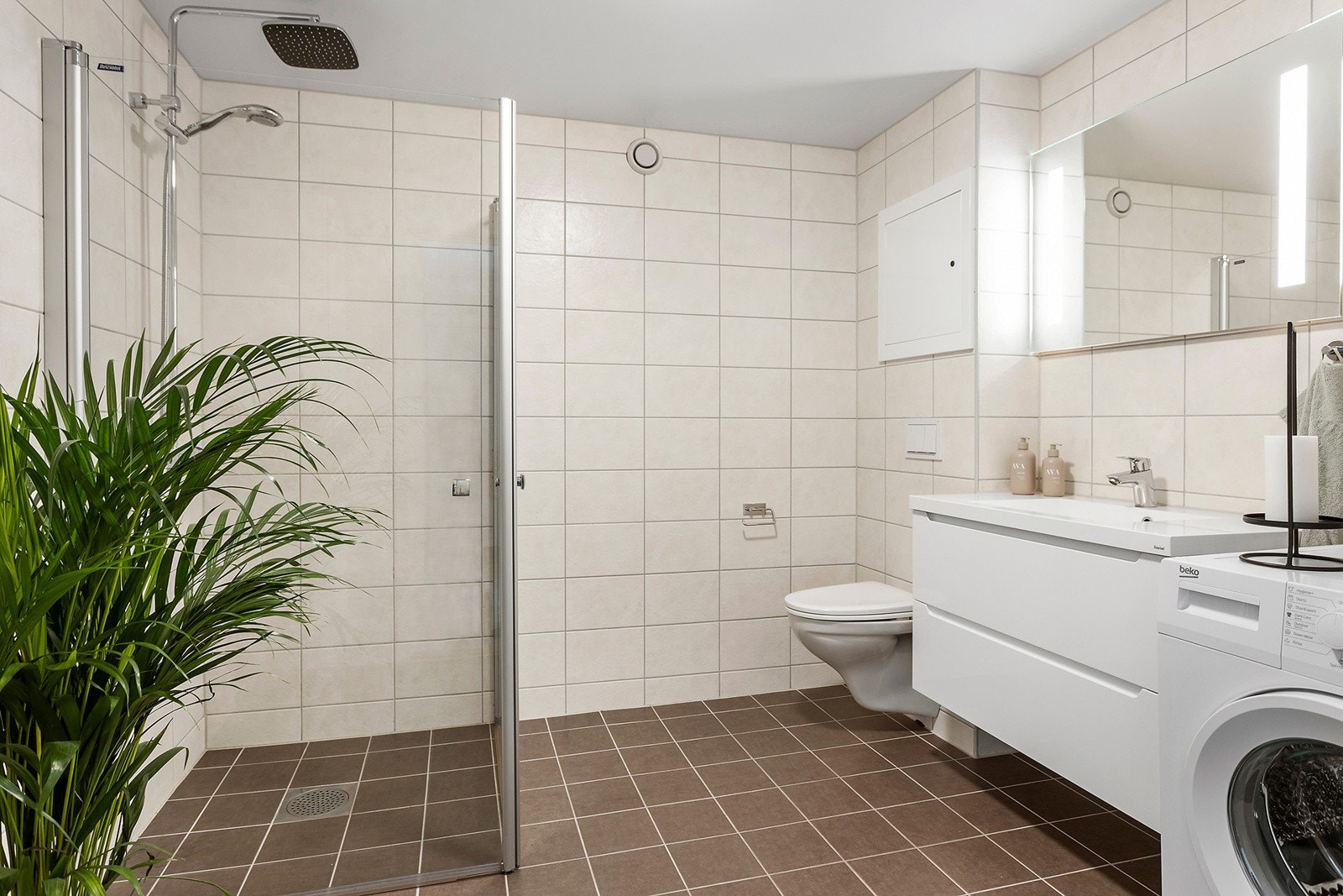 Romslig flislagt baderom fra 2018 Galleribilde