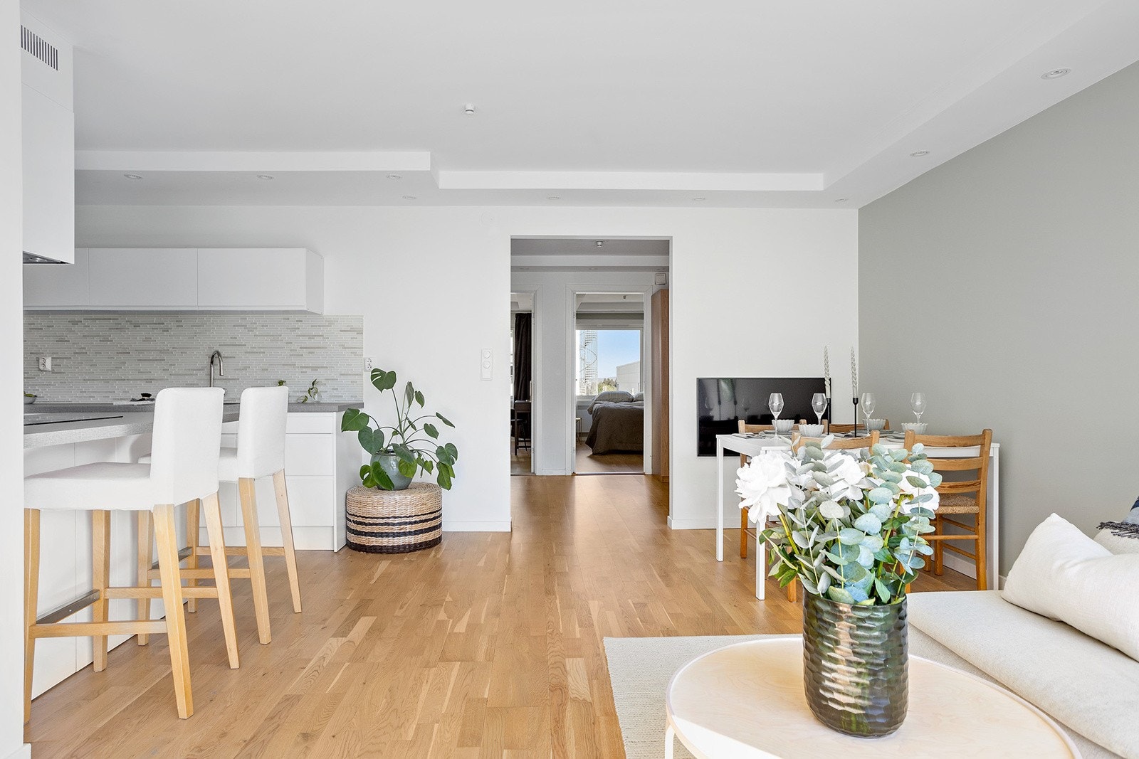 Åpen kjøkkenløsning mot stuen Galleribilde