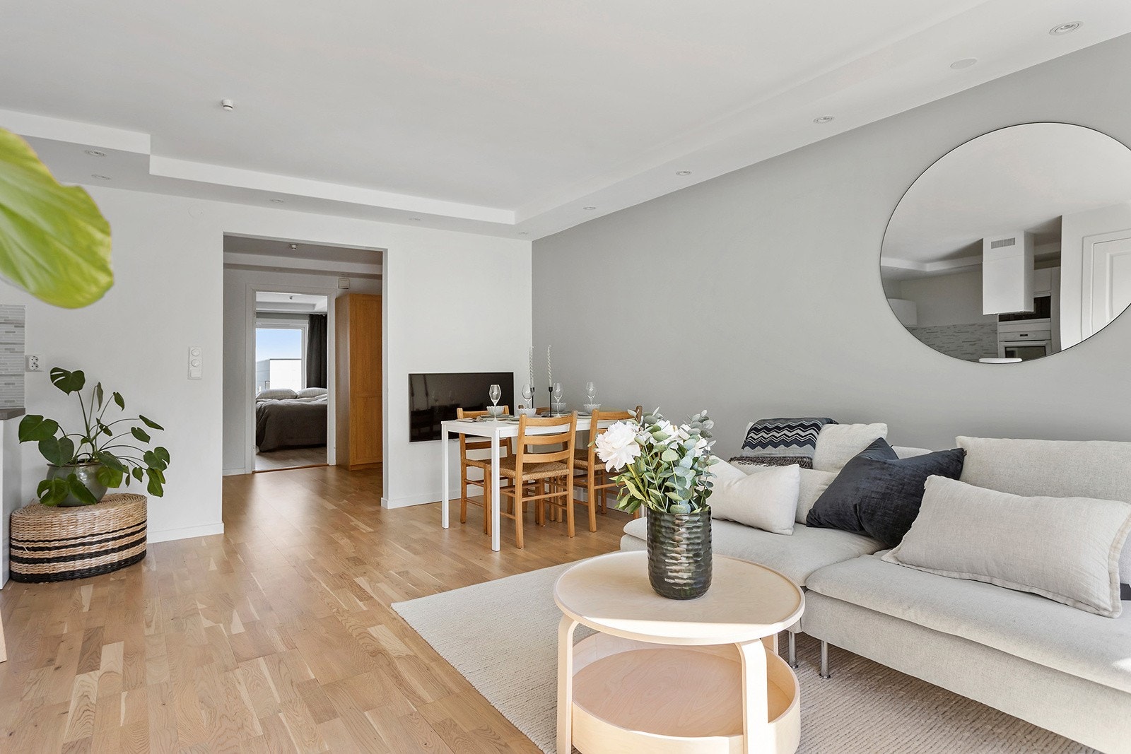 Fin plass til både sofa og spisebord Galleribilde