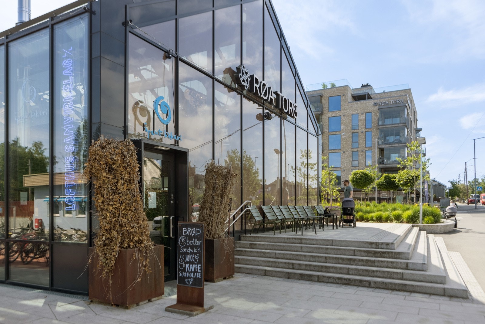 Det er kun en kort spasertur til Røa, med Røa Torg og Røasenteret med en rekke butikker, restauranter og servicetilbud Galleribilde