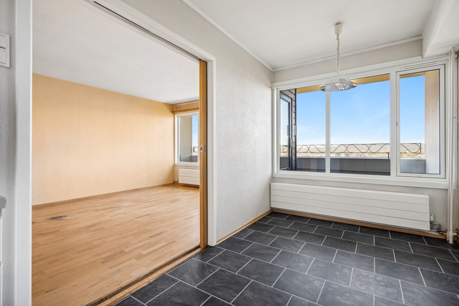 Kjøkkenet gir god plass til et spisebord, og har store vindusflater sørger også for et fint lysinnslipp. Galleribilde