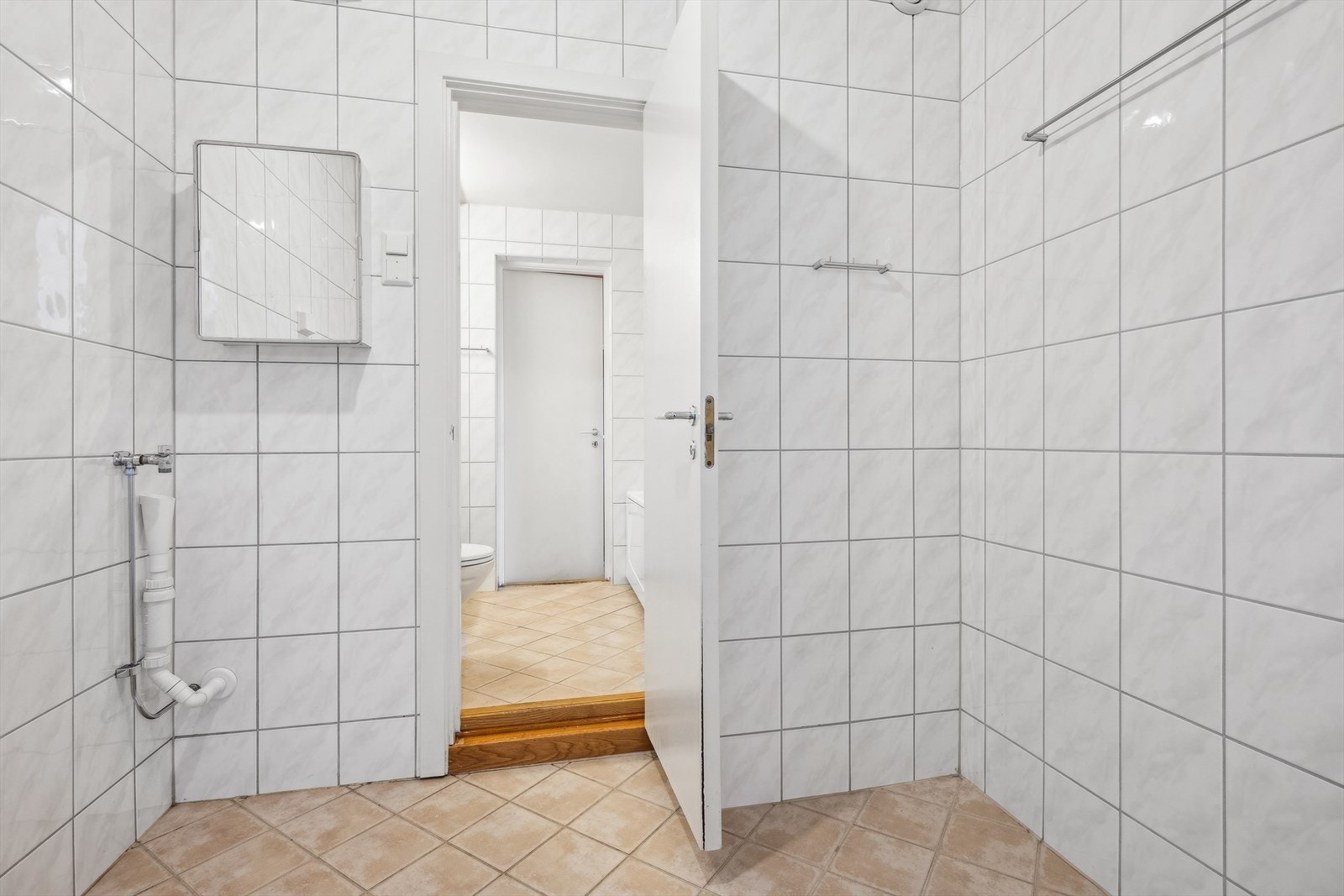 Badet er tilknyttet et innredet rom/vaskerom med også tilgang fra kjøkkenet. Her er det opplegg for vaskemaskin, men et gjøres oppmerksom på at det ikke er sluk i gulvet. Galleribilde