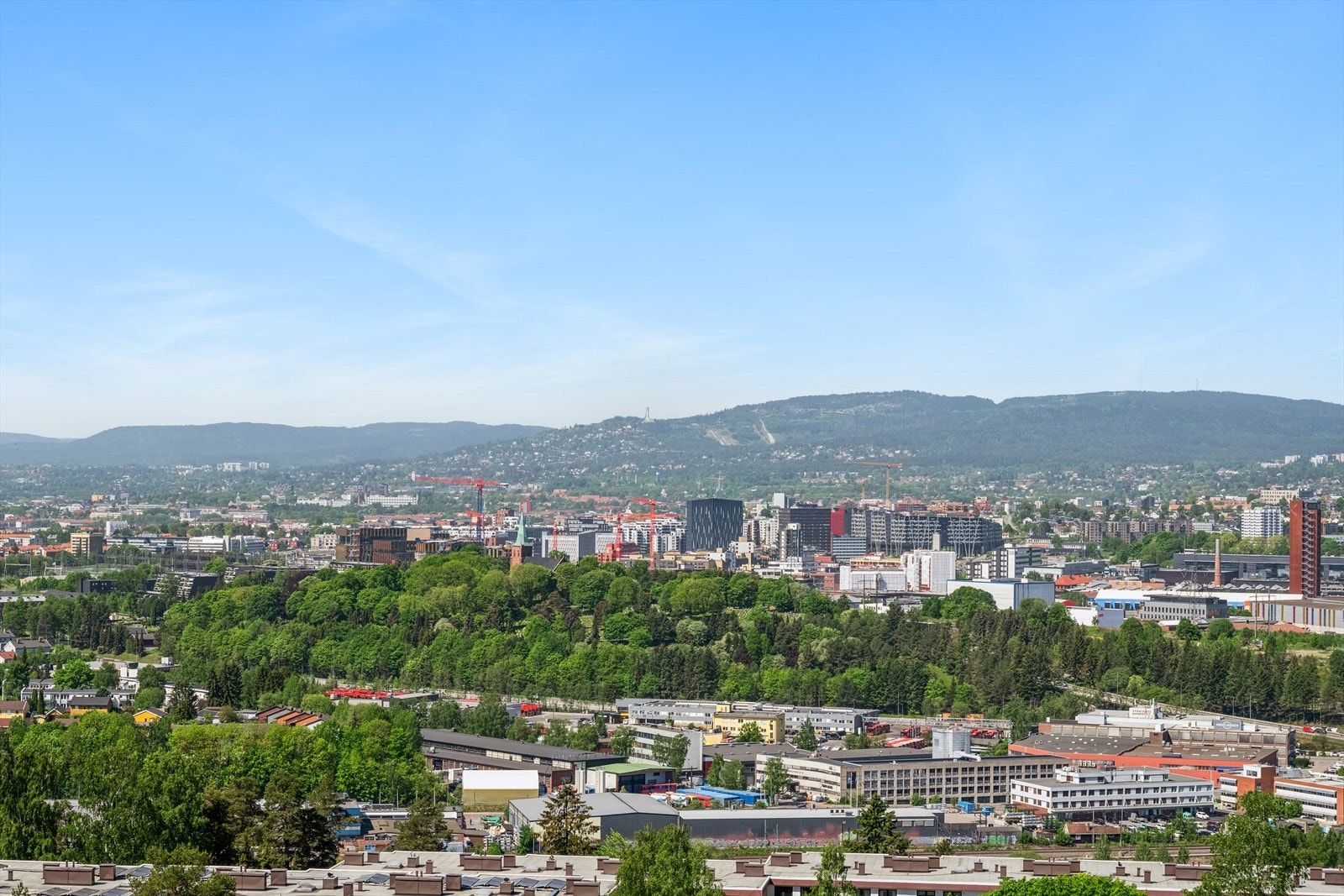 Det er et godt kollektivtilbud i området, med blant annet T-banestasjonen som har hyppige avganger til Oslo sentrum. Galleribilde