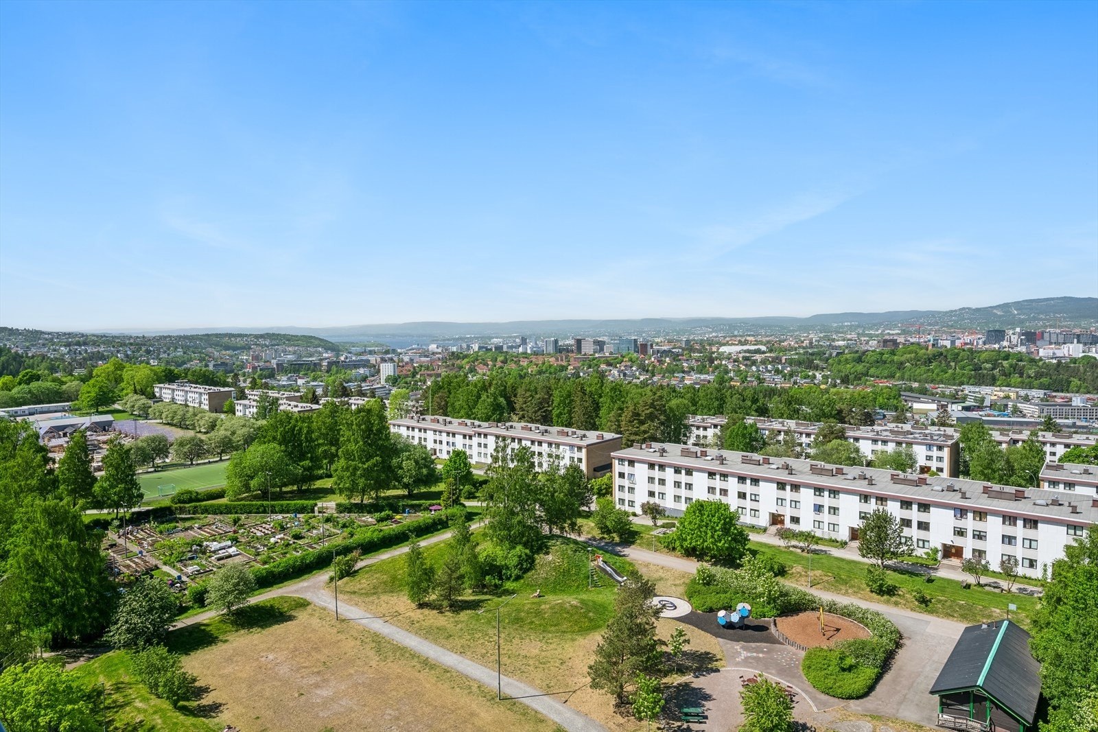 Det finnes også et mangfold av andre fritidsaktiviteter i nærområdet med blant annet idrettsanlegg, kunstgressbane ved Hellerud vgs., ridesenter, samt treningssenter. Galleribilde
