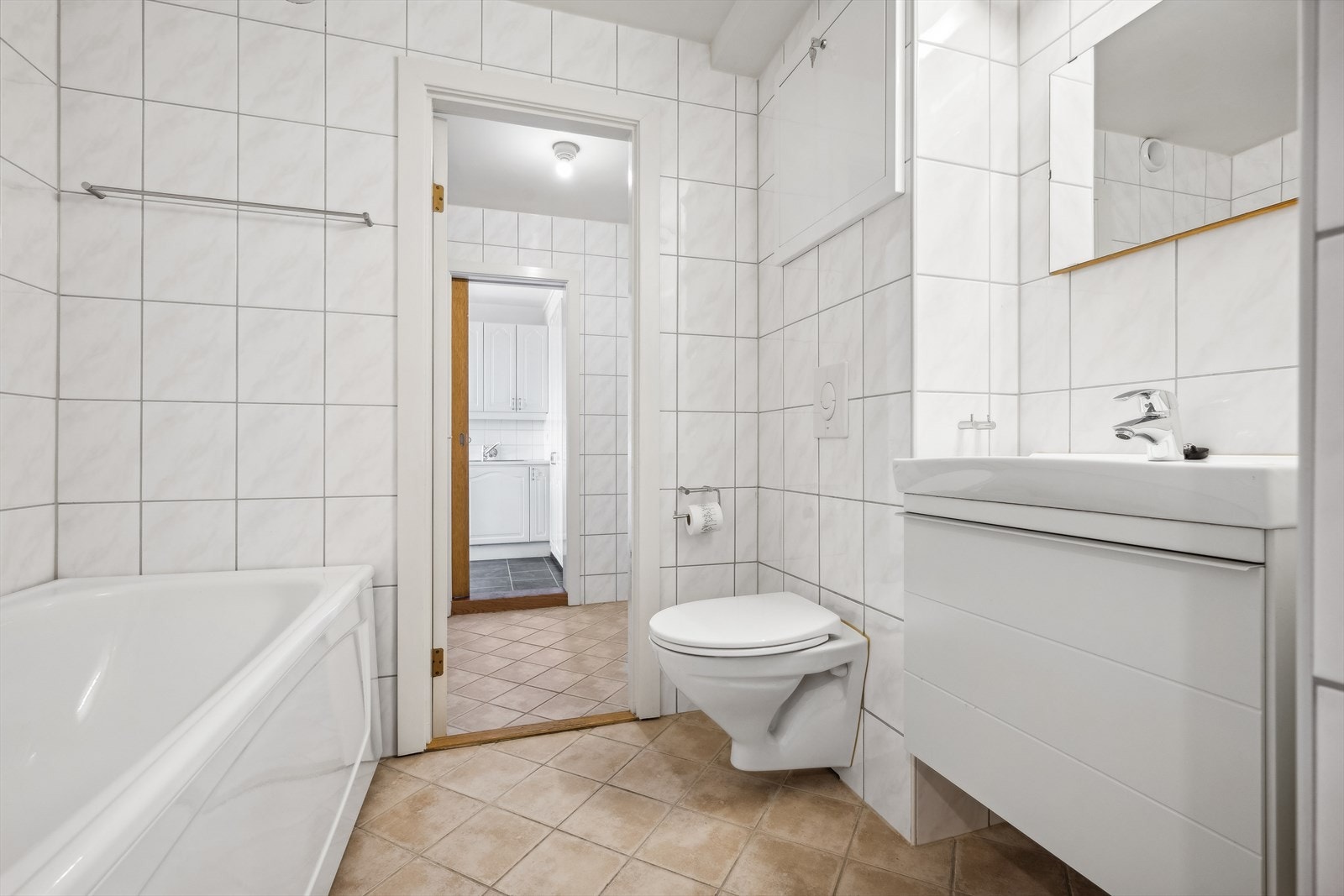 Badet ble rehabilitert/pusset opp ca. i 2010 i regi av borettslaget. Det er lyse fliser på vegger og gulv med varmekabler. Badet er innredet med en flott servantinnredning med heldekkende servant, vegghengt toalett og badekar. Galleribilde