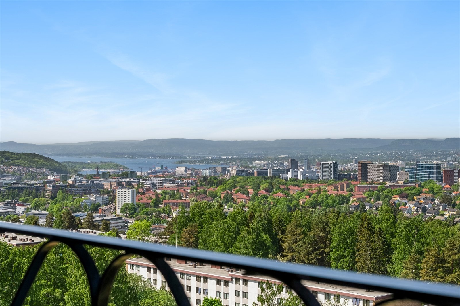 Fra balkongen kan den nydelige utsikt nytes til det fulle ved solfylte dager. Galleribilde