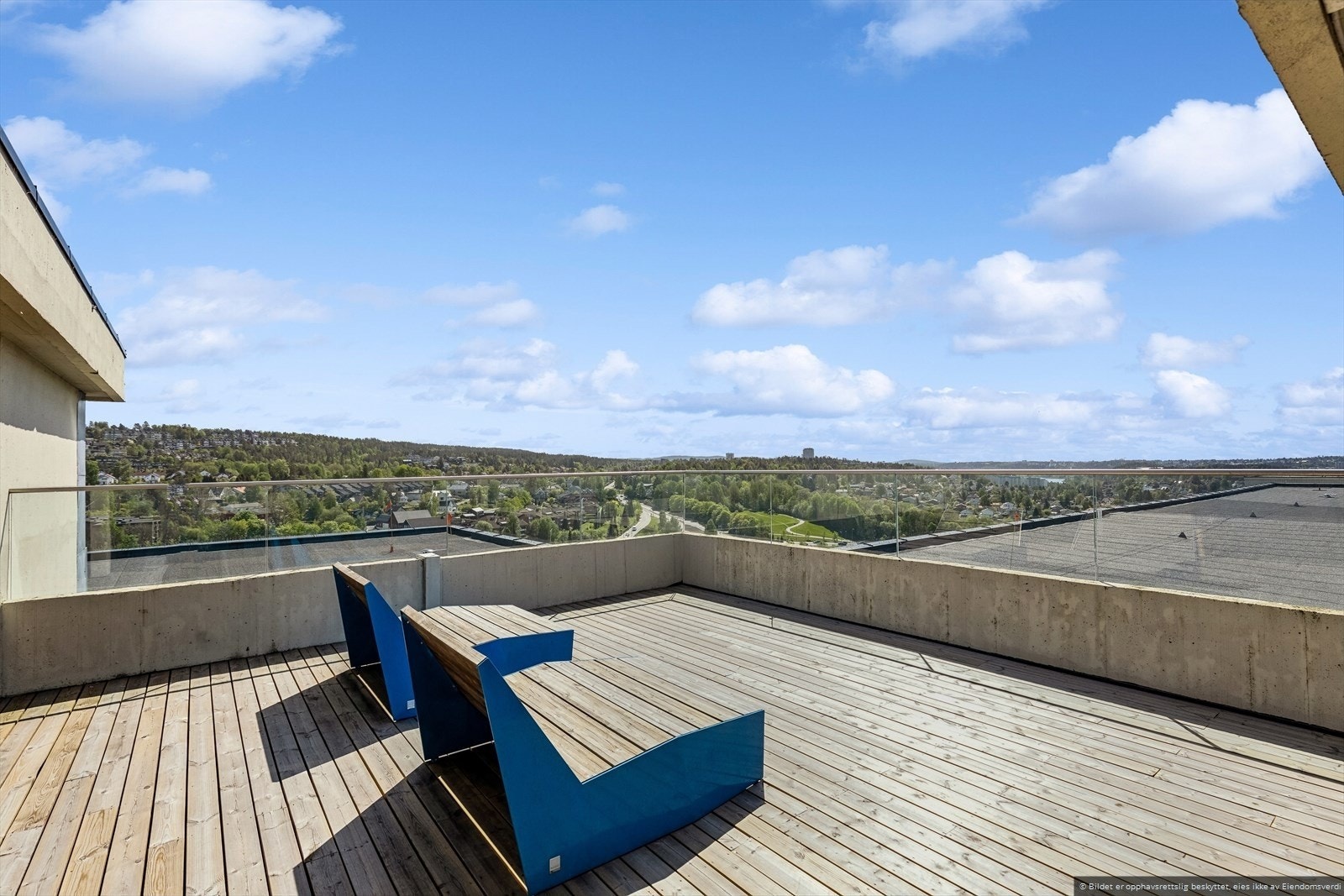 Stor og solfylt felles takterrasse med vakker utsikt! Galleribilde