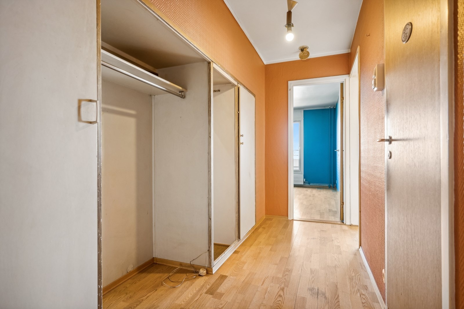2-roms andelsleilighet som ligger i byggets 12. etasje. Via heis ønskes du velkommen opp til etasjeplan, og her møtes du av en romslig entre med god plass til oppbevaring av sko og yttertøy. Galleribilde