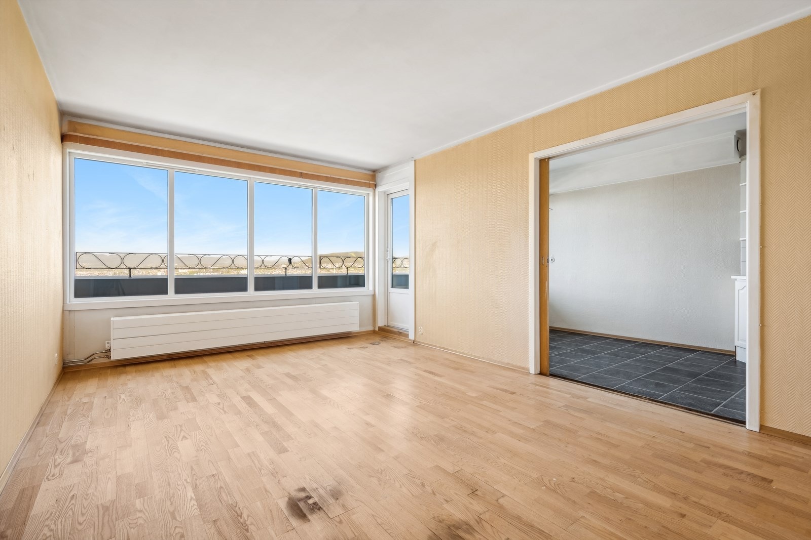 Leiligheten har en romslig stue med god plass til sofa og tilhørende møblement. Galleribilde