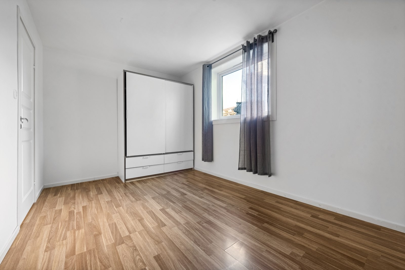 Videre byr leiligheten på 4 soverom. Hovedsoverommet er av god størrelse med plass til en dobbeltseng, tilhørende nattbord og annet ønskelig møblement. Galleribilde