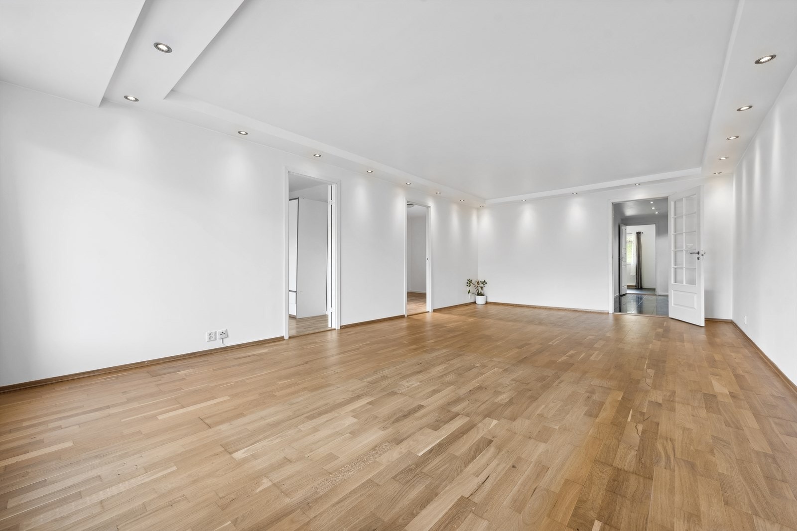 Hele leiligheten ble malt og sparklet mellom 2015 - 2017. Det er montert downlights i himling-søyle. Galleribilde