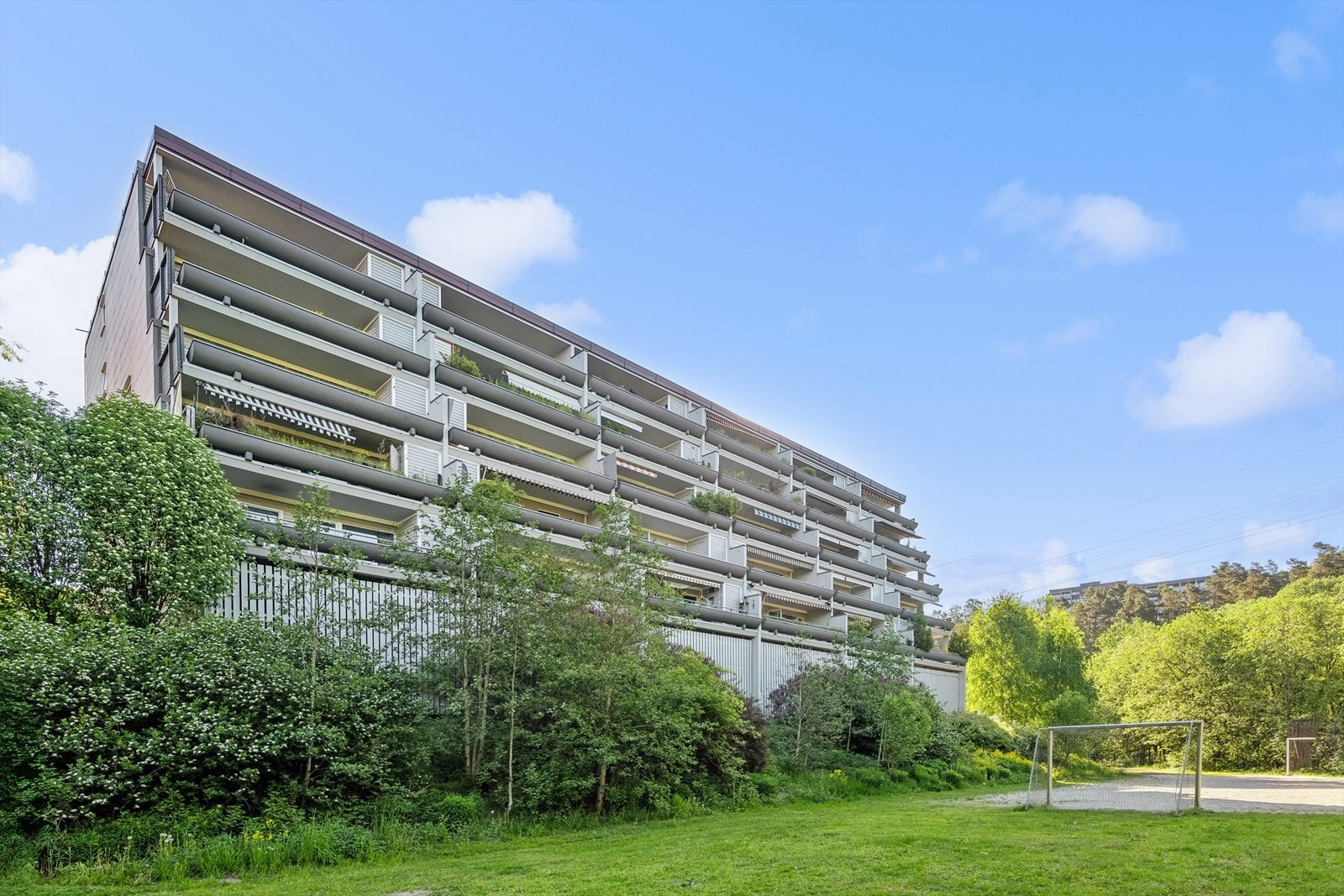 I tillegg disponerer leiligheten en parkeringsplass på ca. 12 m² i felles garasjeanlegg med automatisk port åpner. Galleribilde