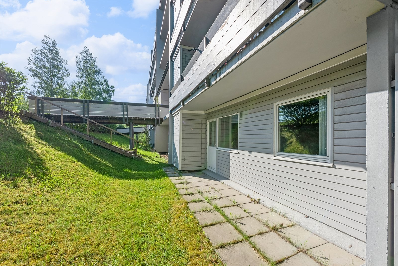Plattingen er på ca. 10 m² og ledes videre ut til fellesareal. Her er det en bod på ca. 1,7 m². Galleribilde