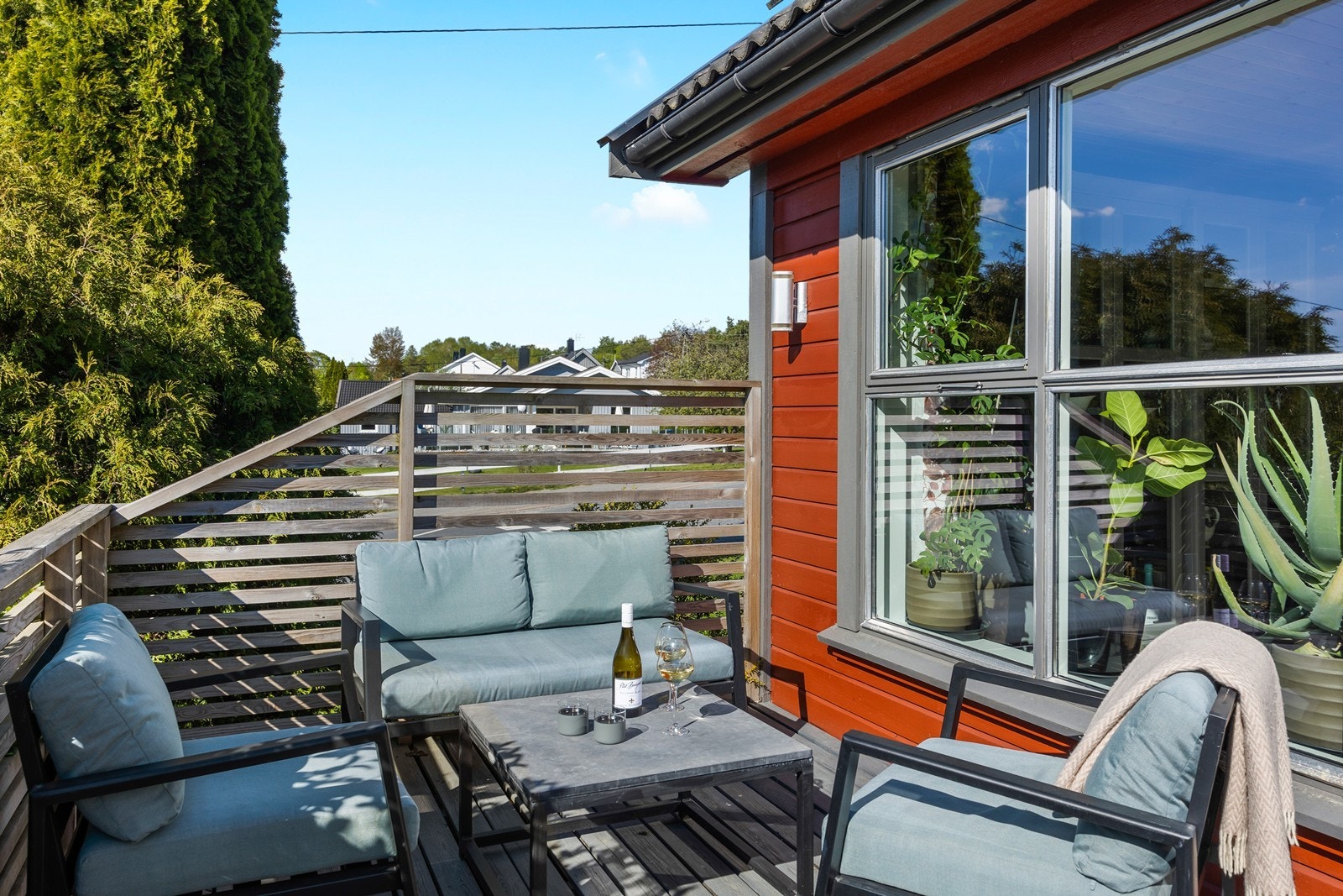 Boligen har en romslig terrasse på 25 m² Galleribilde