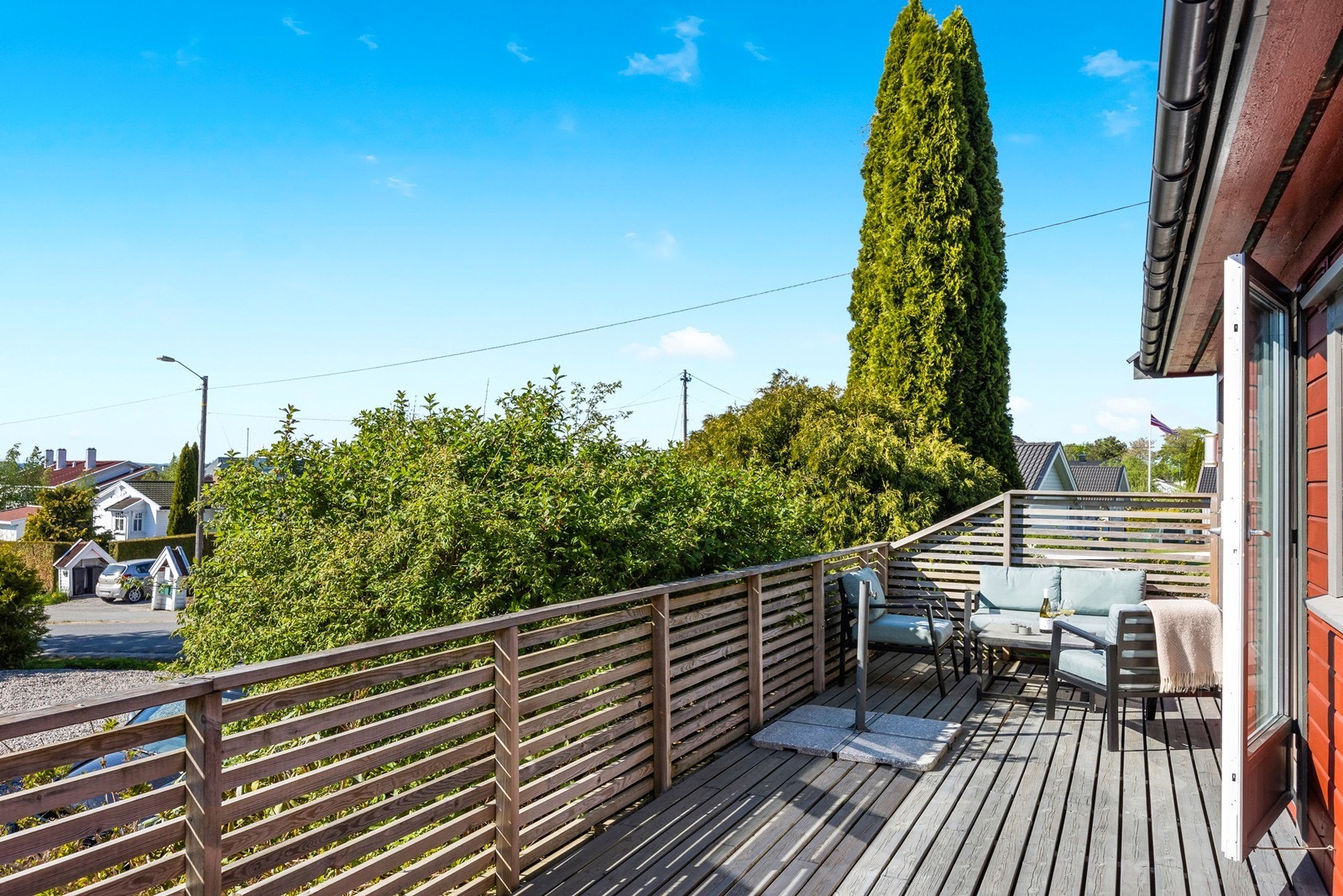 Terrassen vender mot vest og har gode solforhold Galleribilde