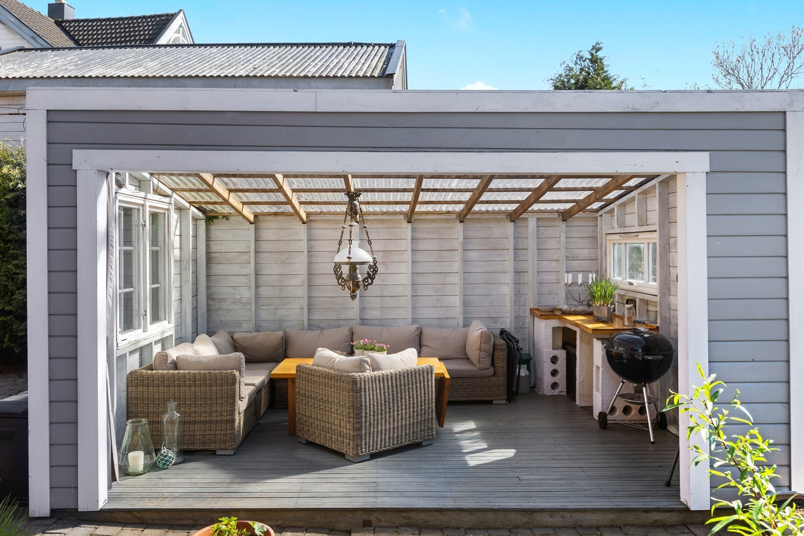 Eiendommen har også en hyggelig utestue Galleribilde