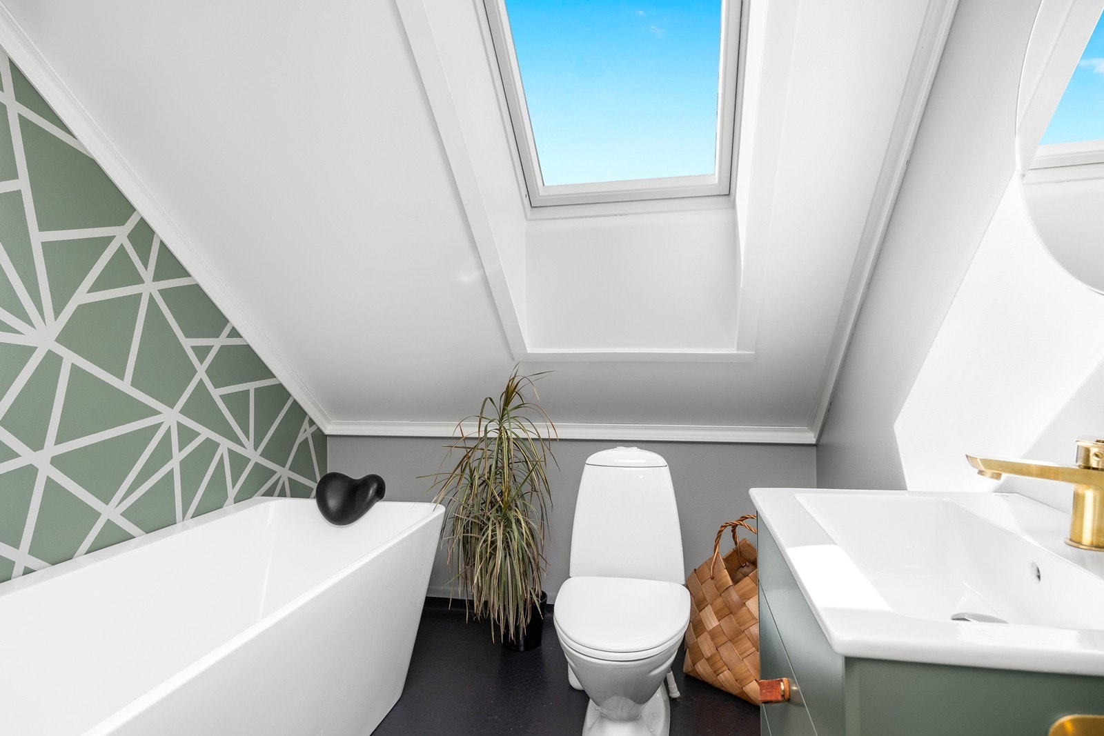 Badet i andre etasje har oppgraderte overflater i 2021 Galleribilde