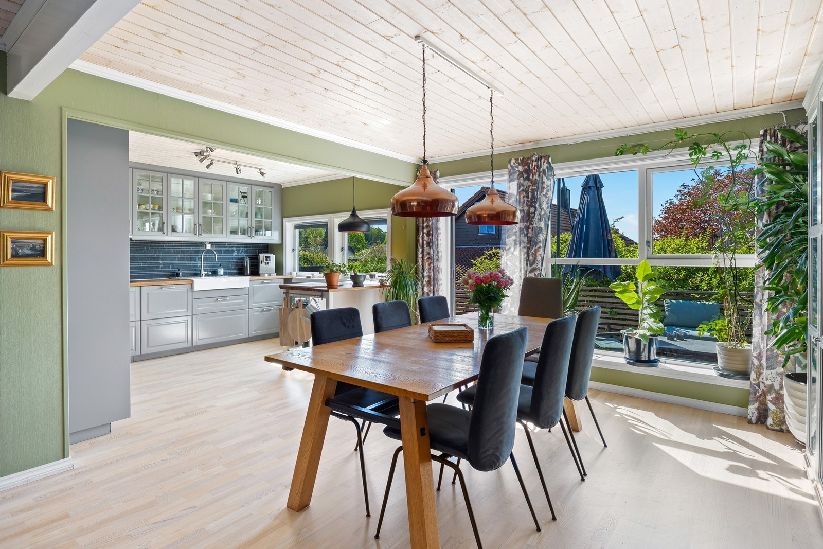 Spisestuen og kjøkkenet har store vindusflater mot vest som gir gode lysforhold Galleribilde