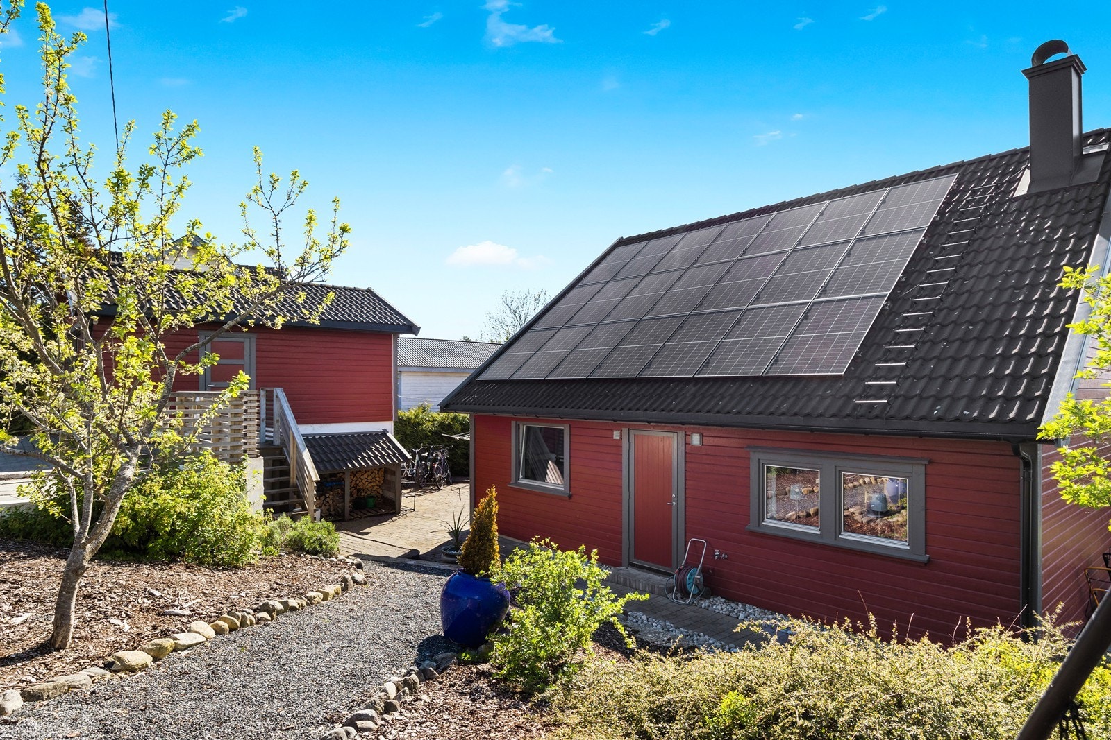 I 2022 ble det satt opp solcellepanel på taket Galleribilde