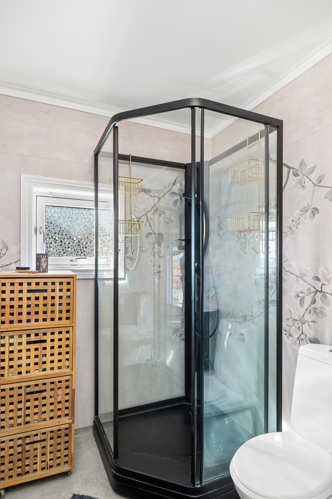 Dette badet er utstyrt med toalett, dusjkabinett og servant med underskap Galleribilde