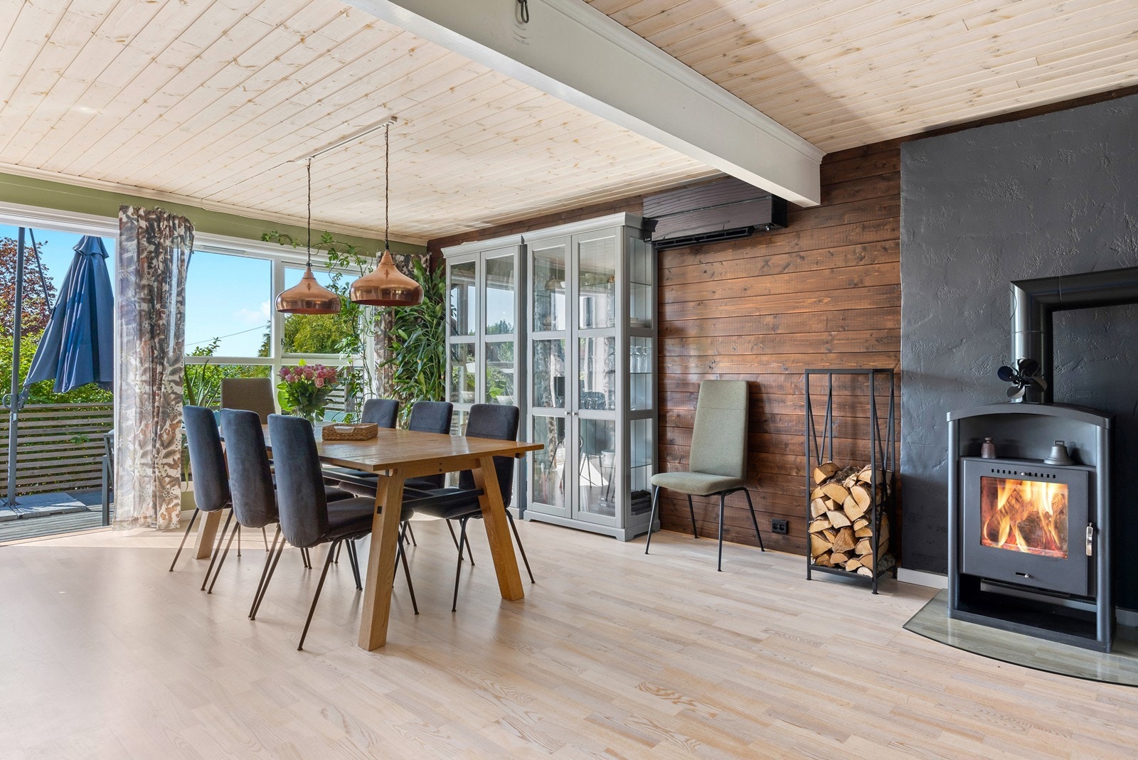 I stuen er det både peisovn og varmepumpe Galleribilde